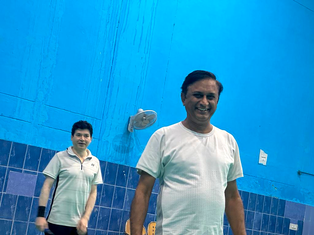 वार्षिक क्रीडा “गती आणि समन्वय” कार्यक्रमादरम्यान टीम बॅडमिंटन सामना खेळताना एक झलक